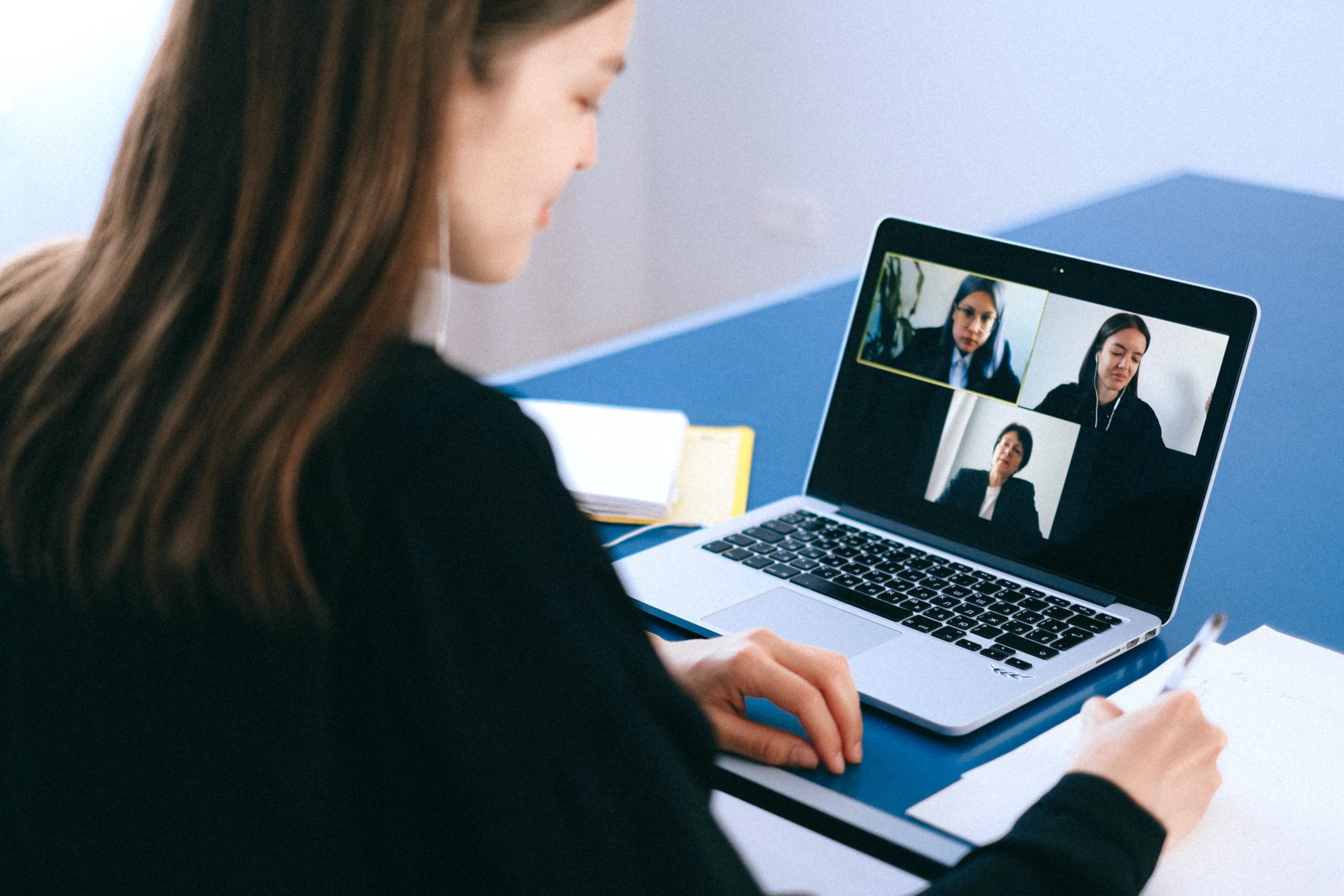 Mastering Nonverbal Communication in Virtual Meetings & Across Cultures: Tips and Insights for Success